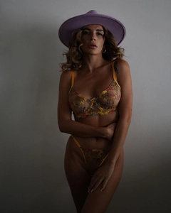 Détail de la lingerie en résille jaune avec broderie florale et armatures