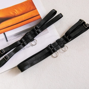 Détail de la jarretière élastique noire ajustable avec anneaux et boucles en métal argenté