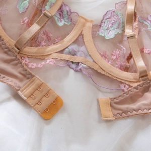 Détail du soutien-gorge en dentelle brodée avec fleurs et fermeture à trois agrafes