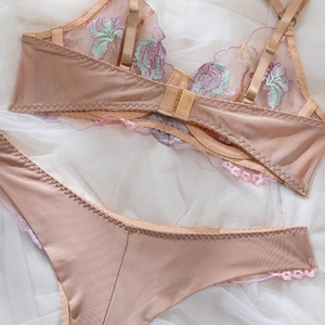 Détails de broderie florale en dentelle et mesh transparent sur l'ensemble lingerie
