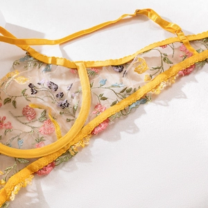Détail de soutien-gorge en maille transparente avec broderie florale et bretelles dentelle