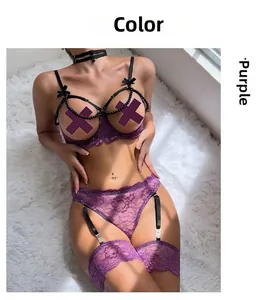 Détail d'un ensemble de lingerie en dentelle violette avec perles noires et nœuds