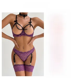 Vue détaillée d'un ensemble lingerie en dentelle violette avec bonnets ouverts
