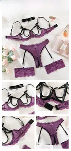 Détails d'un ensemble de lingerie en dentelle violette avec chaînes perlées et découpes