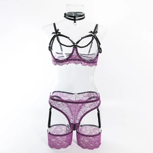 Détails de dentelle violette avec perles noires et nœuds sur cet ensemble de lingerie