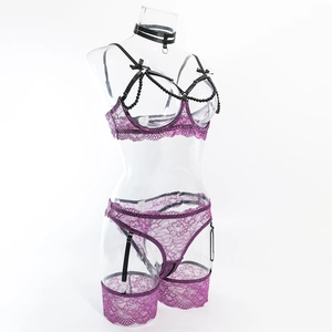 Détail d'un ensemble de lingerie en dentelle violette avec chaîne de perles et design ajouré