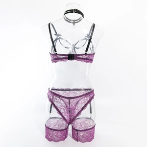 Détail d'un ensemble de lingerie en dentelle violette avec chaînes de perles et découpes