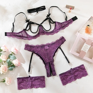 Détail de lingerie en dentelle violette avec chaîne perlée et porte-jarretelles