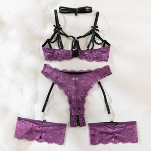 Détail d'un ensemble lingerie dentelle violette avec chaînes de perles et soutien-gorge
