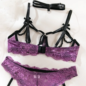 Détail d'un ensemble de lingerie en dentelle violette avec chaînes de perles et fleurs ajourées