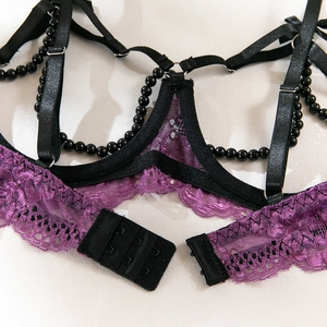 Détails de lingerie en dentelle florale violette avec perles noires et triple agrafage