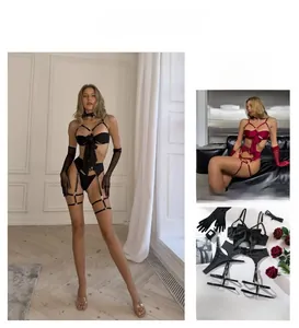 Detailansicht des sexy Dessous-Sets mit Schleifen-BH, Strapsen und Netzhandschuhen