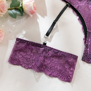 Détail de la lingerie en dentelle florale violette avec boucles et sangles noires