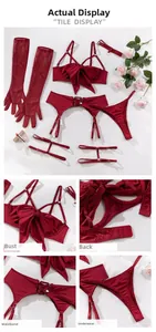 Detailsicht von weinrotem Satin-Dessous-Set mit Schleife, Strapsgürtel und Netzhandschuhen