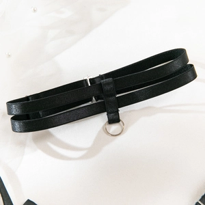 Détail d'un choker élastique noir avec anneau en métal argenté sur tulle à perles blanches