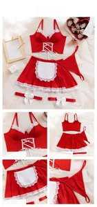 Détails d'un ensemble de lingerie de Noël rouge avec dentelle et laçage croisé chic
