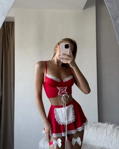 Détail de l'ensemble de lingerie de Noël style soubrette rouge et blanc avec dentelle