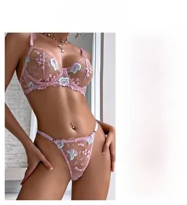 Détails de l'ensemble lingerie en tulle rose avec broderie florale et armatures de soutien