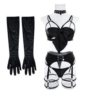 Detailansicht eines schwarzen Dessous-Sets mit großer Schleife und Mesh-Handschuhen
