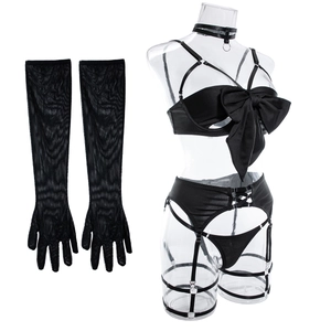Detail eines vierteiligen sexy schwarzen Dessous-Sets mit großer Schleife und Netzhandschuhen