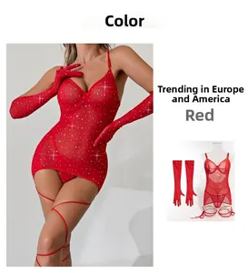 Détail du body en résille rouge avec strass argentés, gants et attaches de jambe inclus