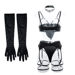 Detailansicht vom 4-teiligen schwarzen Satin-Lingerie-Set mit Handschuhen und Strumpfhalter