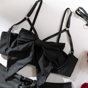 Detail von schwarzem Satin-Dessous-BH mit großer Schleife und Metallschnallen