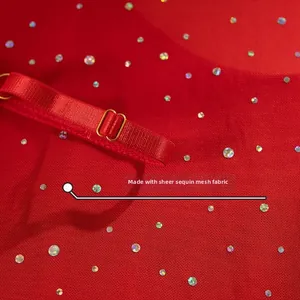 Détail du tissu en maille rouge transparent avec paillettes et bandoulière réglable