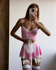 Détail d'un ensemble de lingerie soubrette rose avec bordure en dentelle blanche et nœuds