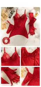 Détail de l'ensemble lingerie en maille rouge avec sequins, bonnets à armatures et gants