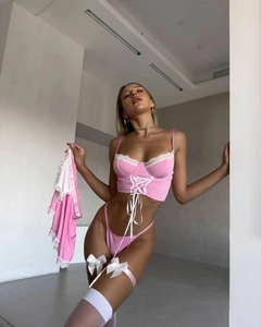 Vue détaillée de l'ensemble de lingerie en dentelle rose avec détails en satin fin