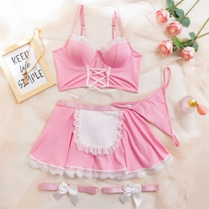Ensemble lingerie rose style soubrette avec dentelle, jupe tablier et jarretières