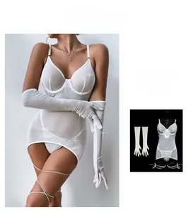 Detail eines weißen Pailletten-Bodys mit Netzstoff, Handschuhen und Beinschlaufenzubehör