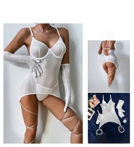 Makro-Detail von weißem Netz-Lingerie-Set mit Pailletten, Beinschlaufen und Handschuhen