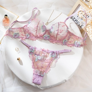 Détails d'un ensemble de lingerie en dentelle violette avec broderie florale et armatures