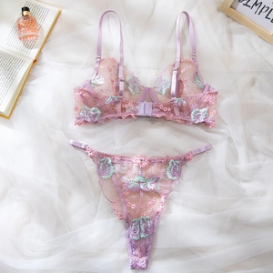 Détail de la broderie florale sur un ensemble de lingerie en dentelle violette fine