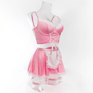 Vue détaillée d'une lingerie de servante rose avec tablier en dentelle sur mannequin