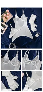 Detailansicht weißer Netz-Body mit Strasssteinen, passenden Handschuhen und Tanga