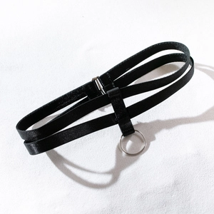 Detail eines schwarzen elastischen Strumpfbands mit silbernem O-Ring und Metallschnallen