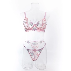 Détail de broderie florale violette sur soutien-gorge en maille avec armatures