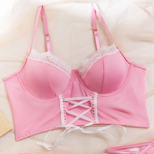 Haut de lingerie en satin rose avec bordure en dentelle blanche et lacets