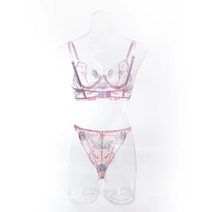 Gros plan de la broderie florale lavande sur le soutien-gorge en maille transparente