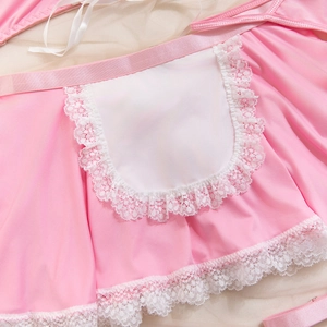 Détail du tablier en satin rose avec bordure en dentelle blanche pour déguisement