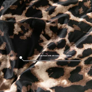 Vue détaillée du tissu en soie de lait doux présentant un motif léopard classique