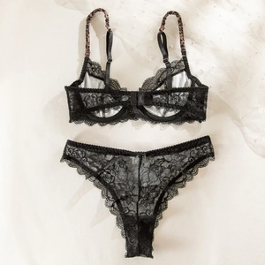 Dettaglio dell'insieme di lingerie in pizzo nero con bordi a ciglia e spalline pieghe