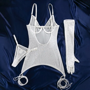 Detail eines weißen Mesh-Bodysuit-Sets mit funkelnden Strasssteinen und Handschuhen