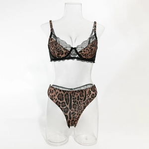 Dettaglio del reggiseno leopardato e pizzo che mostra la trama e le cuciture fini