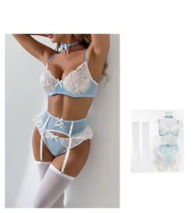 Détail de l'ensemble de lingerie en dentelle bleu ciel avec porte-jarretelles et bas