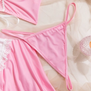 Détails d'un ensemble de lingerie en satin rose avec dentelle blanche et lanières