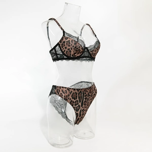 Dettaglio del set intimo leopardato con pizzo floreale nero e ferretto di supporto strutturato
